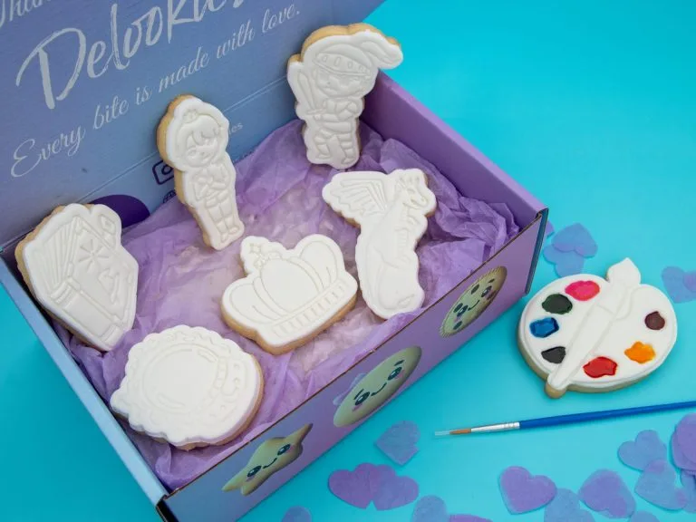 Legends of Delookies DIY cookies packed in Delookies box with palette and brush