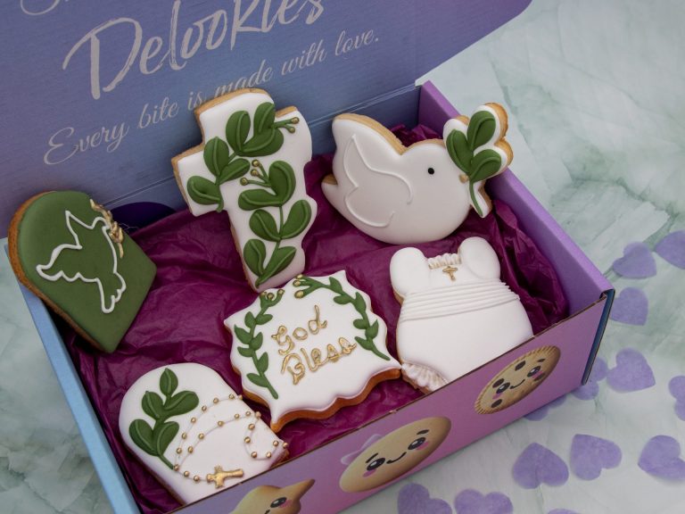 Gift-ready baptism cookie box by Delookies
